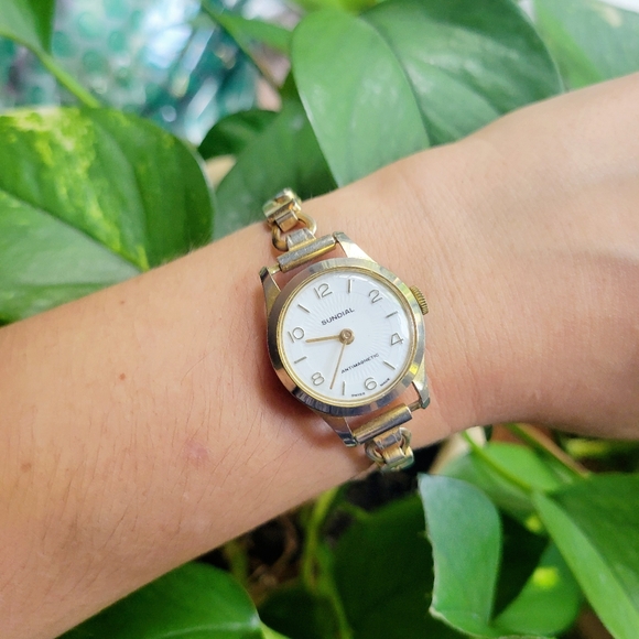 Vintage Swiss Sundial Antimagnetic Diamond Tooled Classic Gold Stretch Watch - Picture 5 of 8